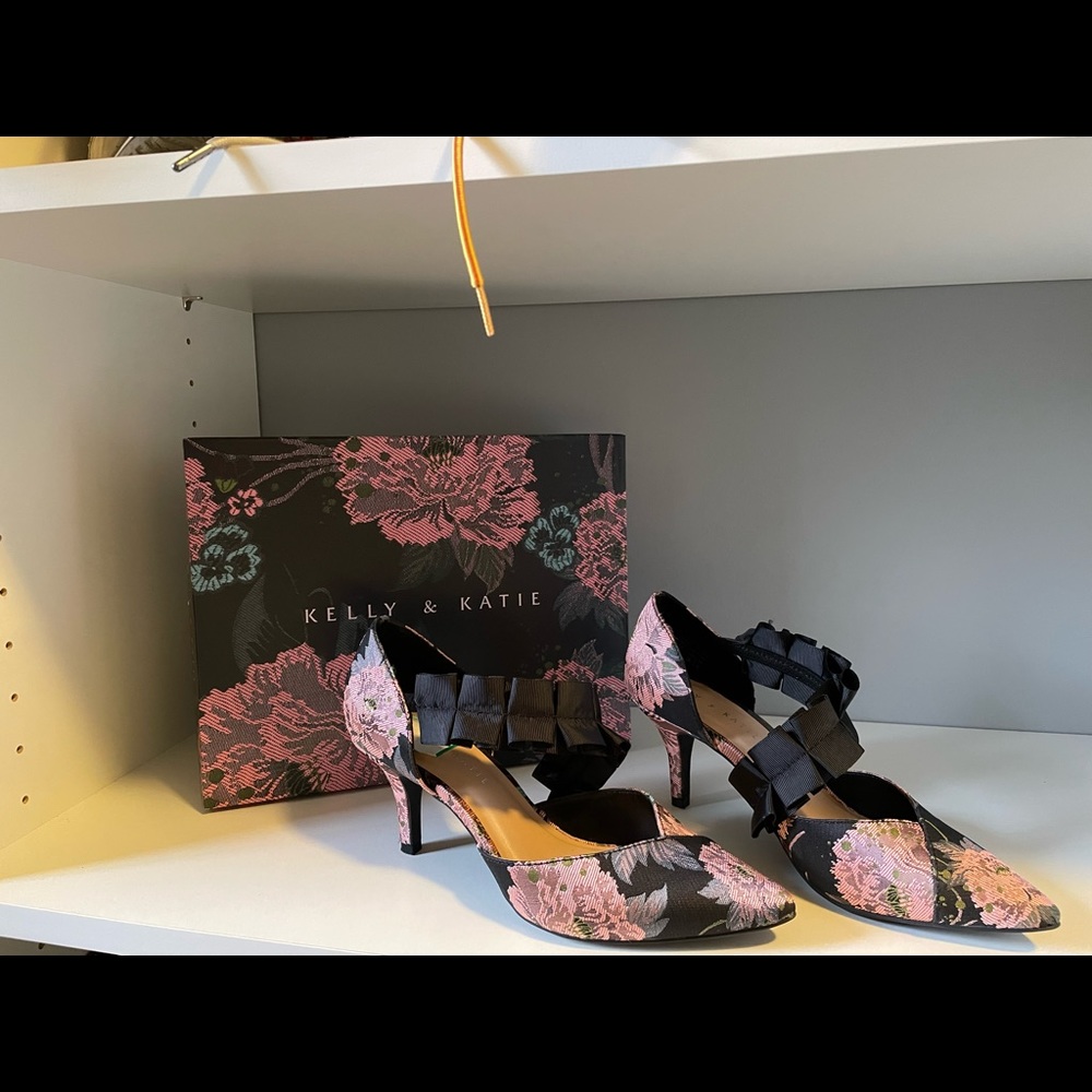 Ladies dressy pumps